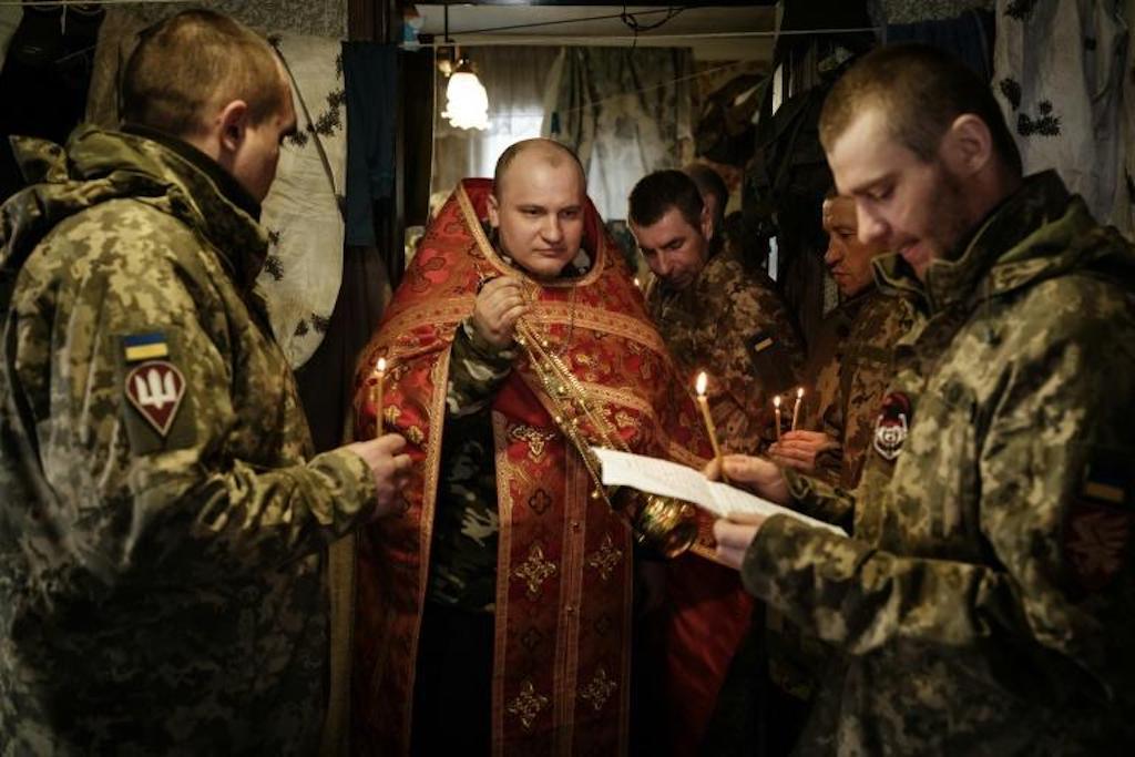 Les soldats ukrainiens cherchent réconfort dans la foi et la prière 