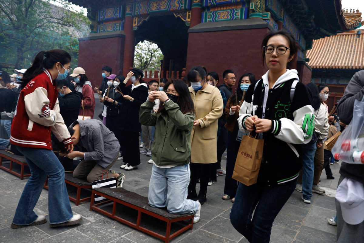 Les jeunes Chinois cherchant un avenir meilleur reviennent aux temples