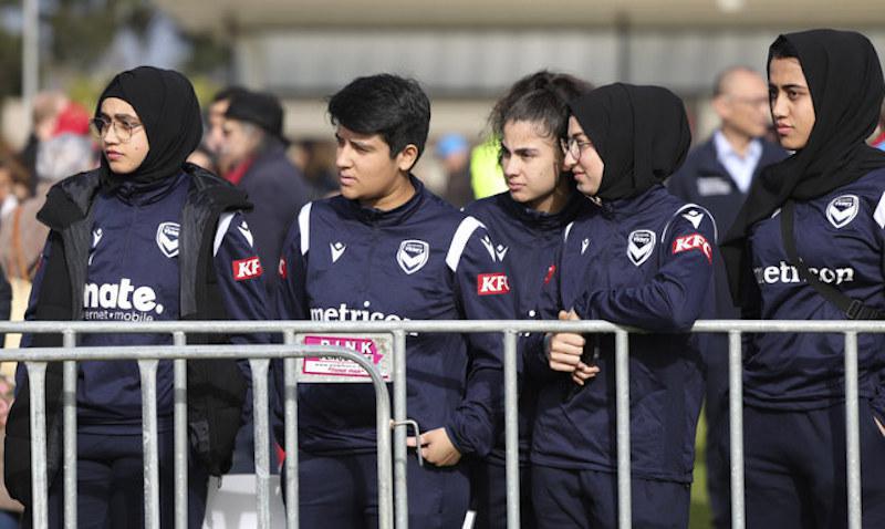 Des joueuses afghanes regardent l'équipe marocaine s'entraîner pour la Coupe du monde féminine, espérant avoir leur chance
