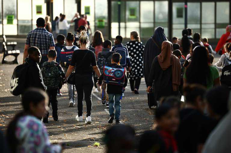 Macron pour une "tenue unique" à l'école