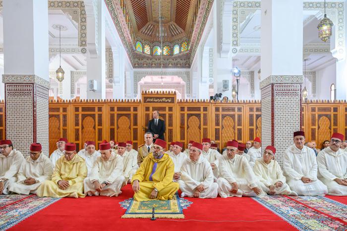 Le Roi accomplit la prière du vendredi à la mosquée Al Hadi - Salé