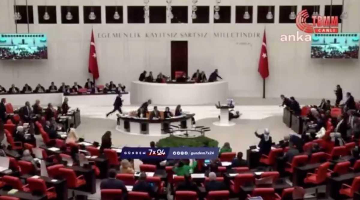 "La colère d'Allah." Un député turc s'effondre suite à une crise cardiaque lors d'un discours contre Israël