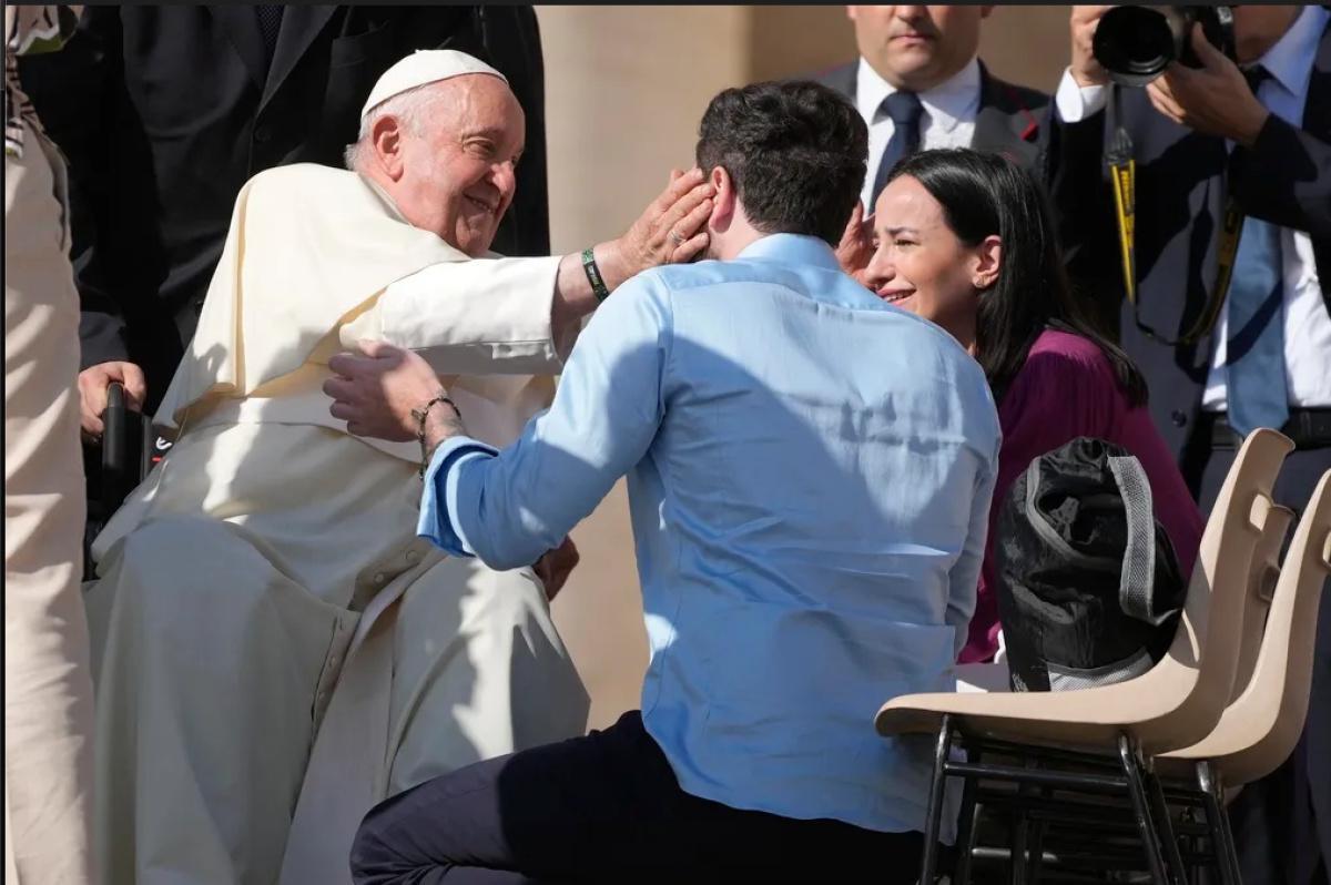 Le pape François approuve la bénédiction des couples de même sexe dans le cadre d’un changement historique de l’Église