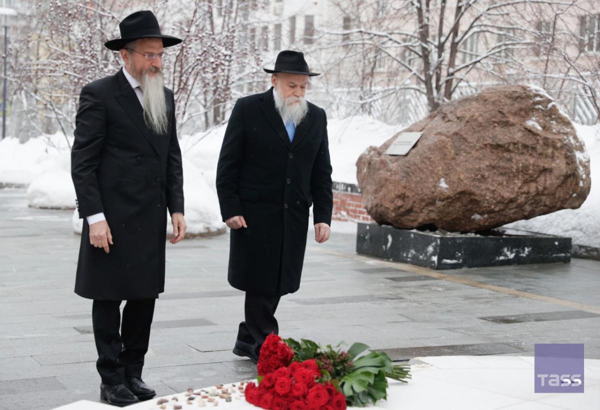 Moscou se souvient: Hommage aux victimes de la Shoah avec la pose de fleurs et un musée pour témoins