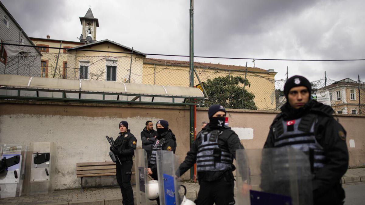 Attaque mortelle en pleine messe à Istanbul : Un acte ciblé et la traque des coupables