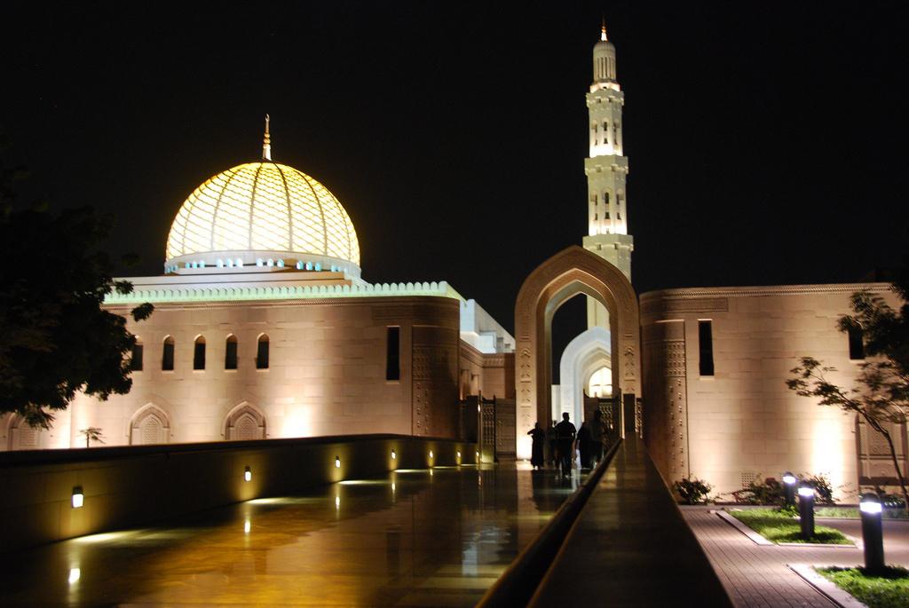 Sultan Qaboos Grand Mosque in Muscat -  Oman (night)