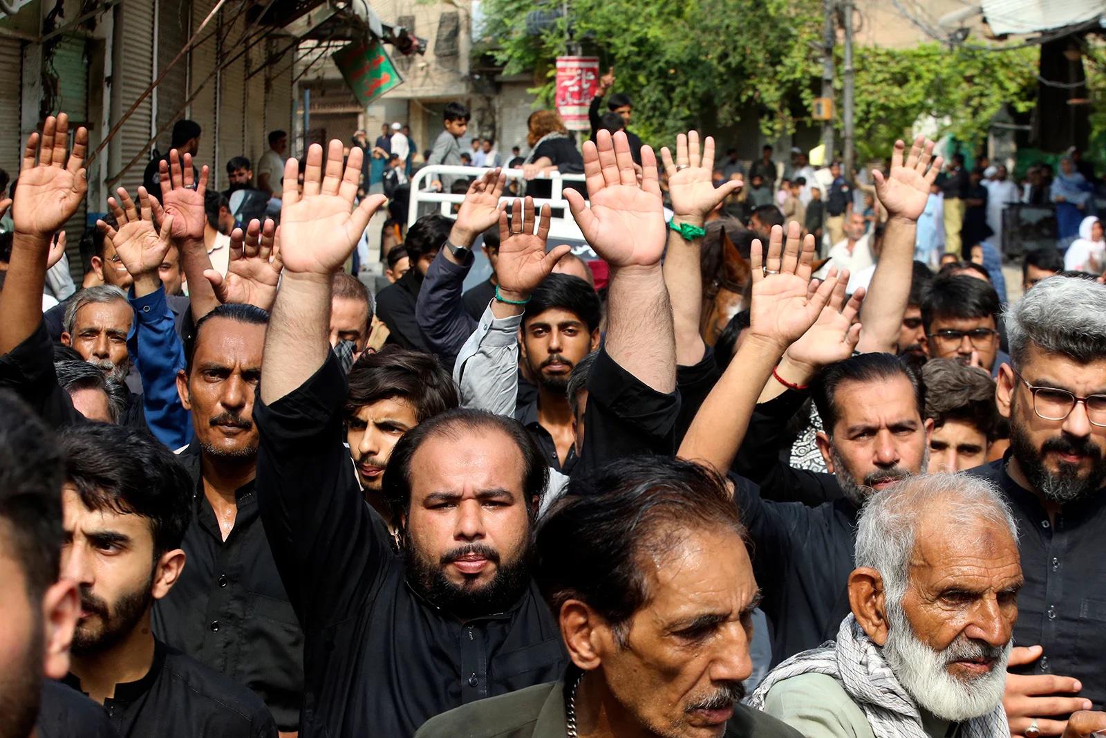 Des personnes participent à la procession de l’Achoura à Peshawar, au Pakistan