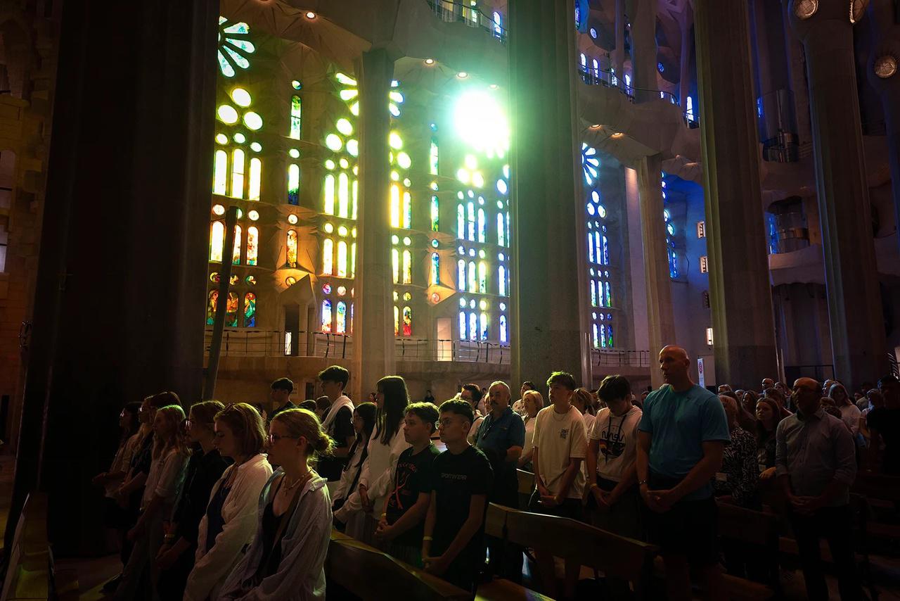 Les fidèles assistent à une messe dans la basilique de la Sagrada Familia à Barcelone, en Espagne