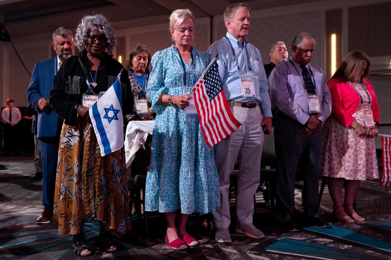Tenant des drapeaux américains et israélien
