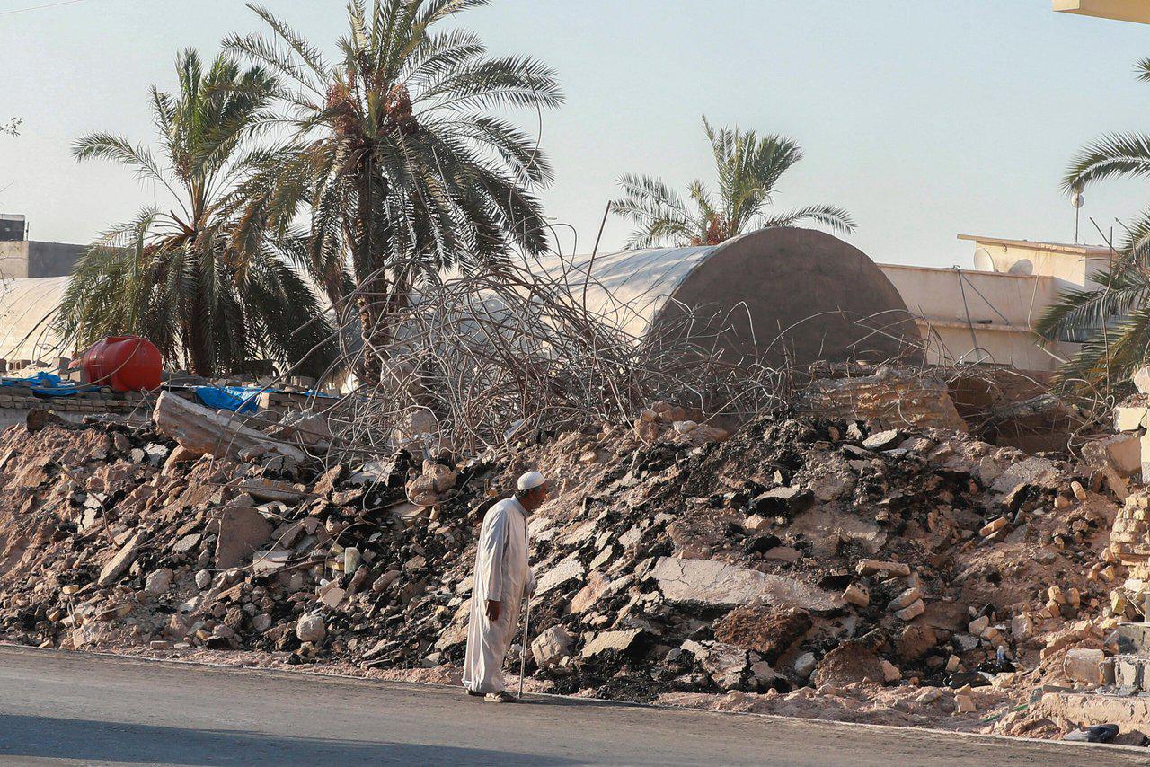 Un homme passe devant les décombres d’une mosquée al-Siraji démolie à Bassorah