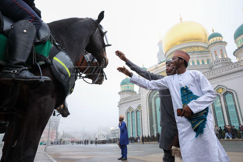 Célébrations de la fête musulmane Aïd al-Fitr dans des villes russes.0