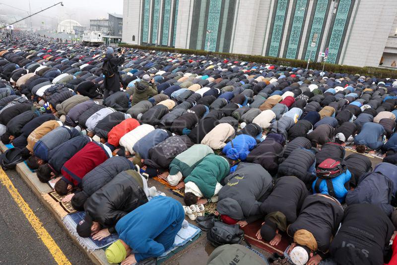 Célébrations de la fête musulmane Aïd al-Fitr dans des villes russes.5