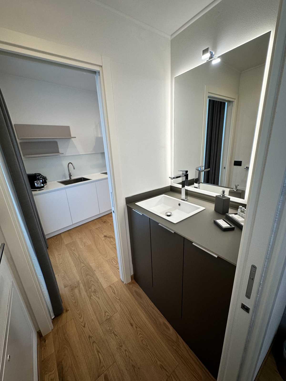 C - Suite Apartment (2nd floor)