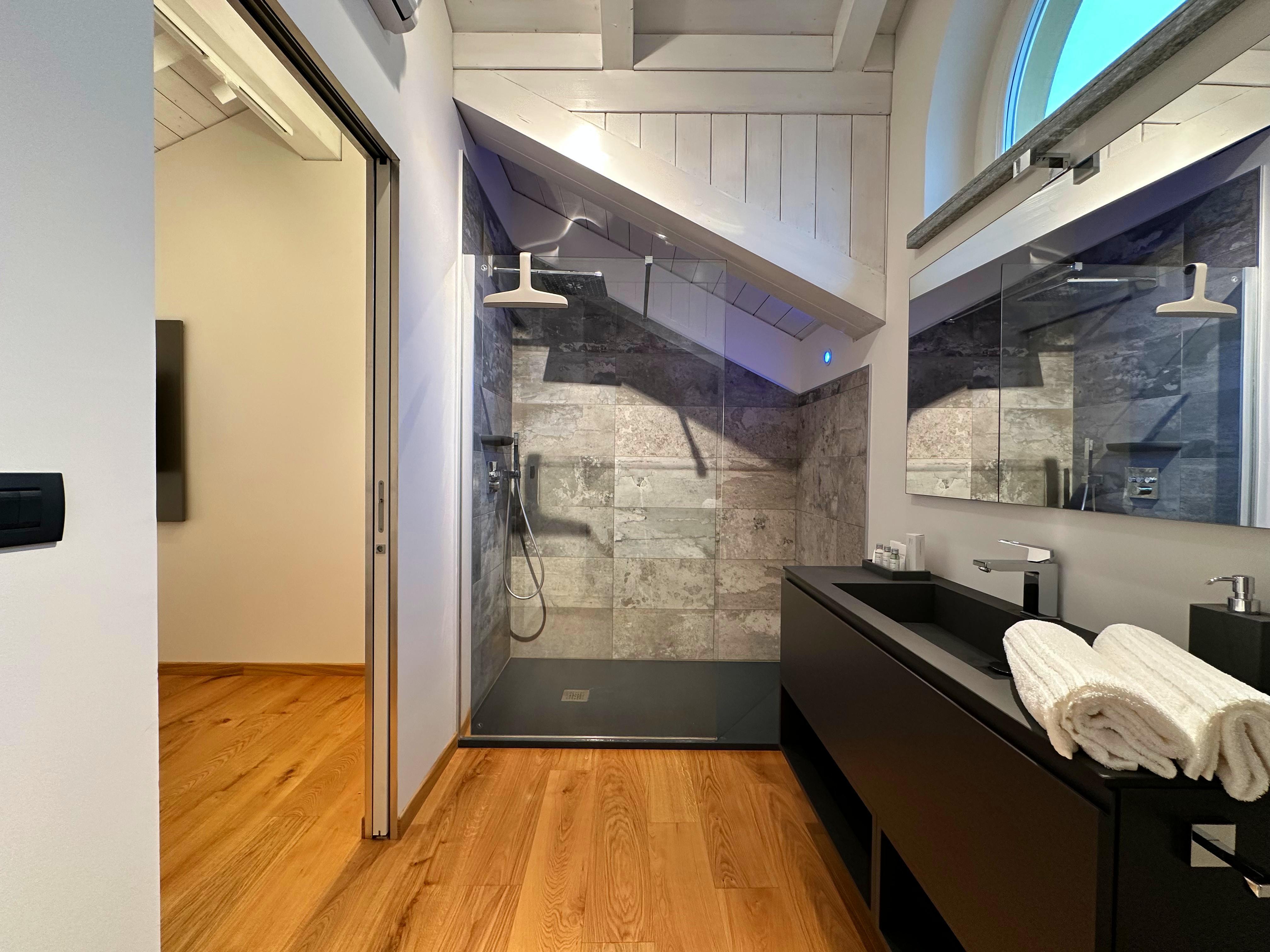 Suite E
