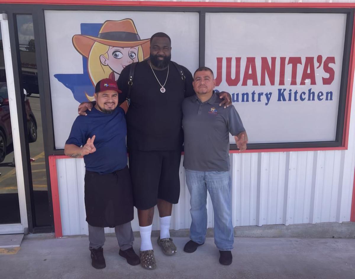 Former NBA star grabs lunch at Juanita's Country Kitchen 