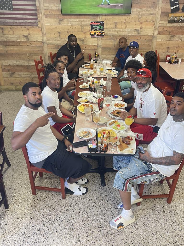 Former NBA star grabs lunch at Juanita's Country Kitchen 