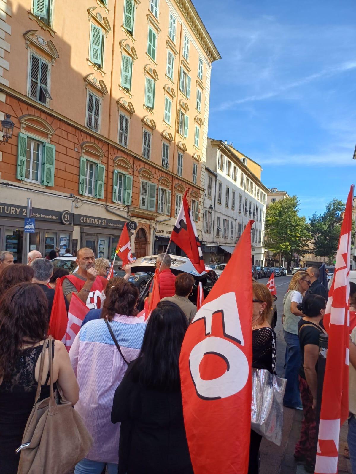 Per a difesa di u putere di compra. Pour la défense du pouvoir d'achat" FOCom Corsica in carrughju / FOCom Corsica dans la rue ! 