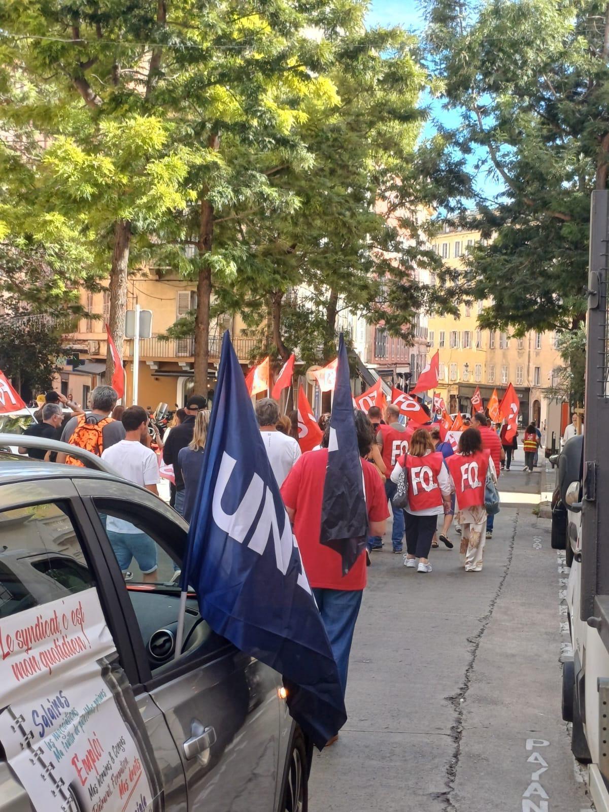 Per a difesa di u putere di compra. Pour la défense du pouvoir d'achat" FOCom Corsica in carrughju / FOCom Corsica dans la rue ! 