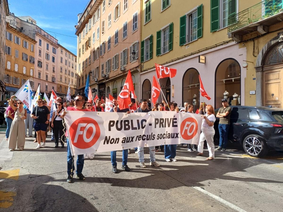 Per a difesa di u putere di compra. Pour la défense du pouvoir d'achat" FOCom Corsica in carrughju / FOCom Corsica dans la rue ! 