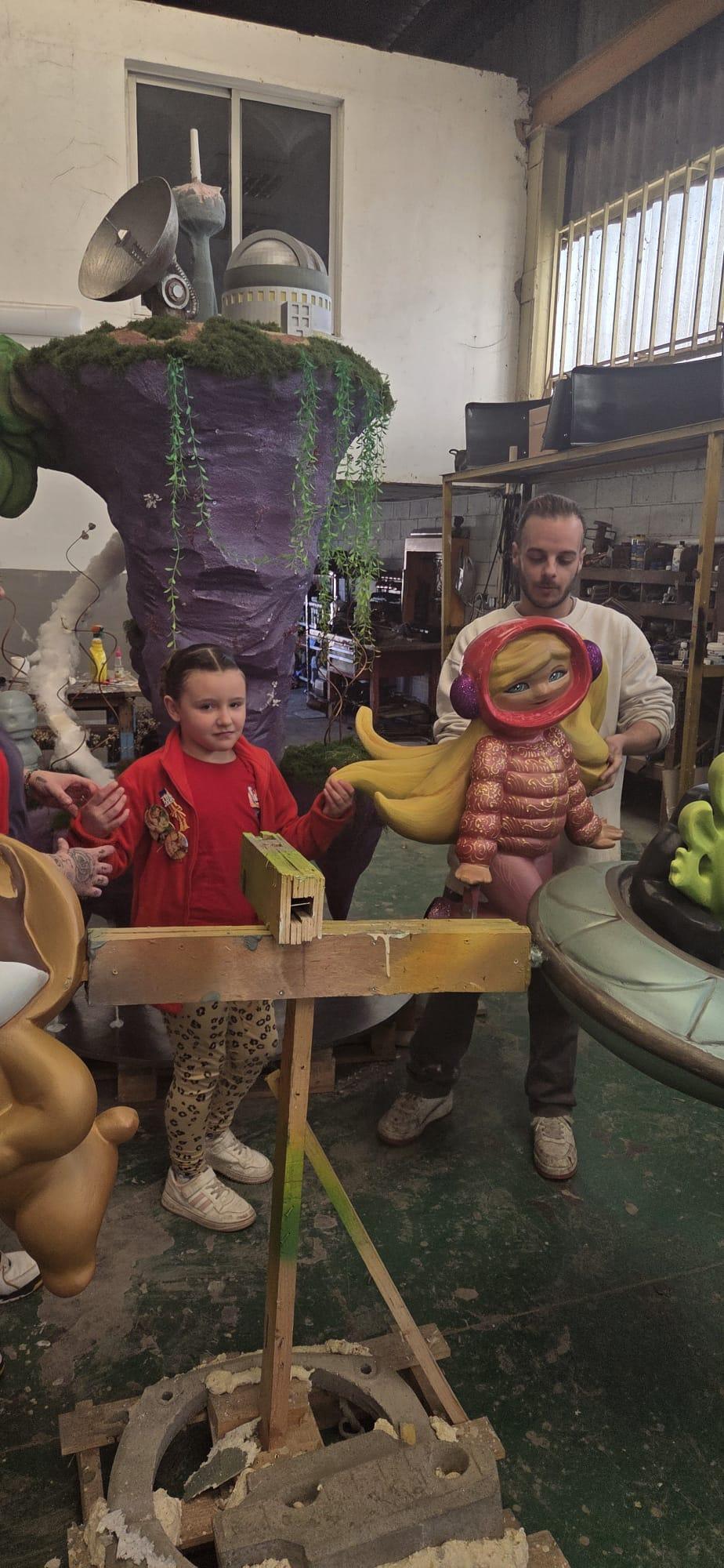 La Fallera M. Infantil visita la falla infantil