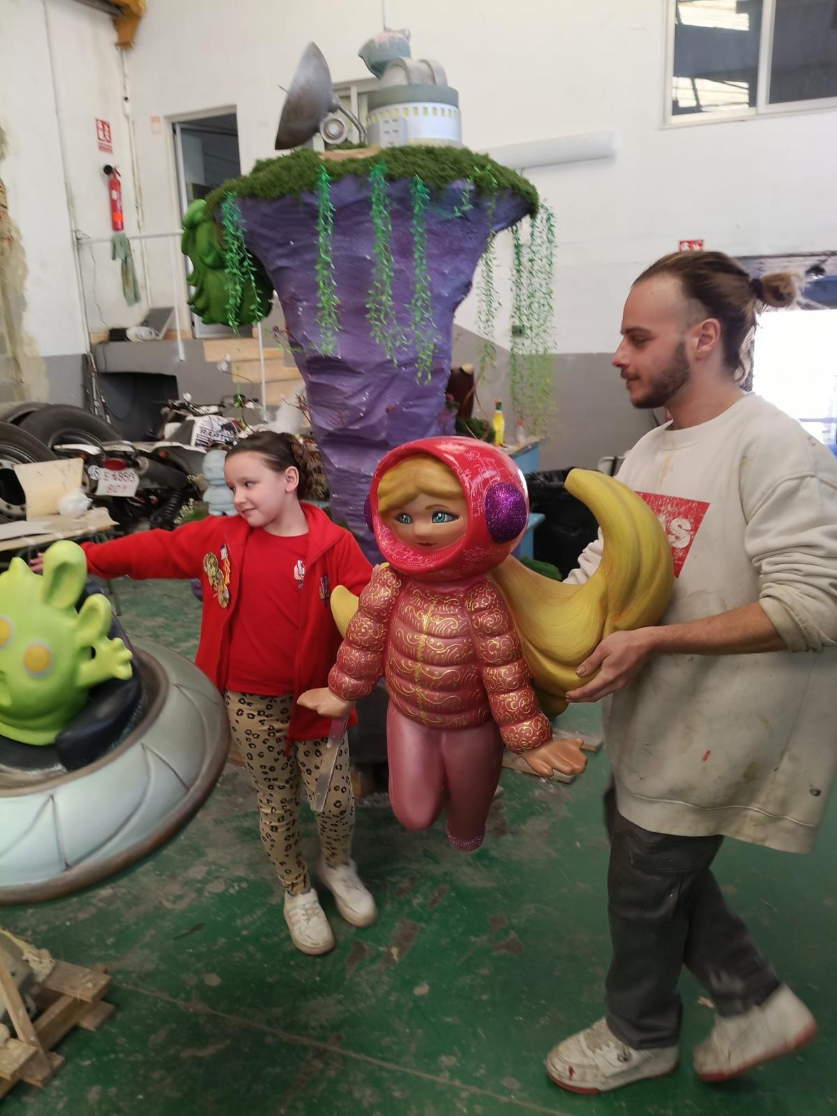 La Fallera M. Infantil visita la falla infantil La Fallera M. Infantil visita la falla infantil