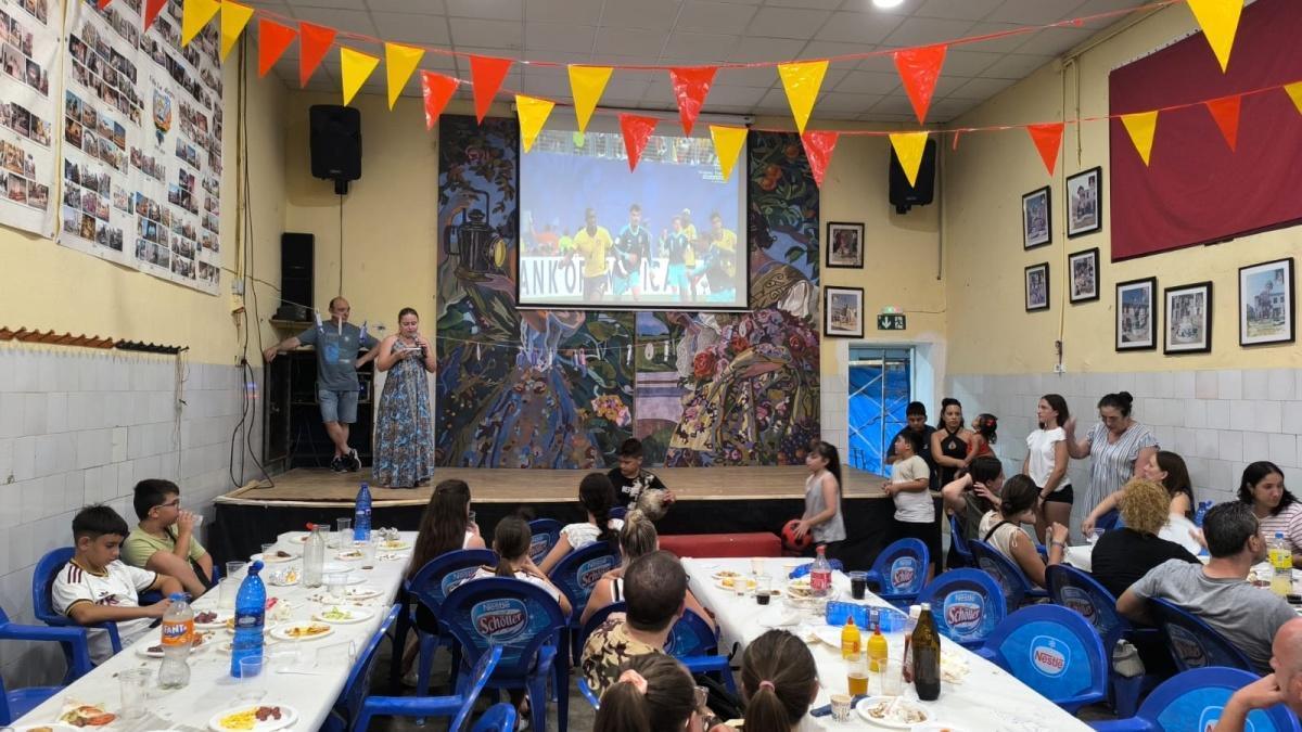Cena, bautizo fallero y fútbol.