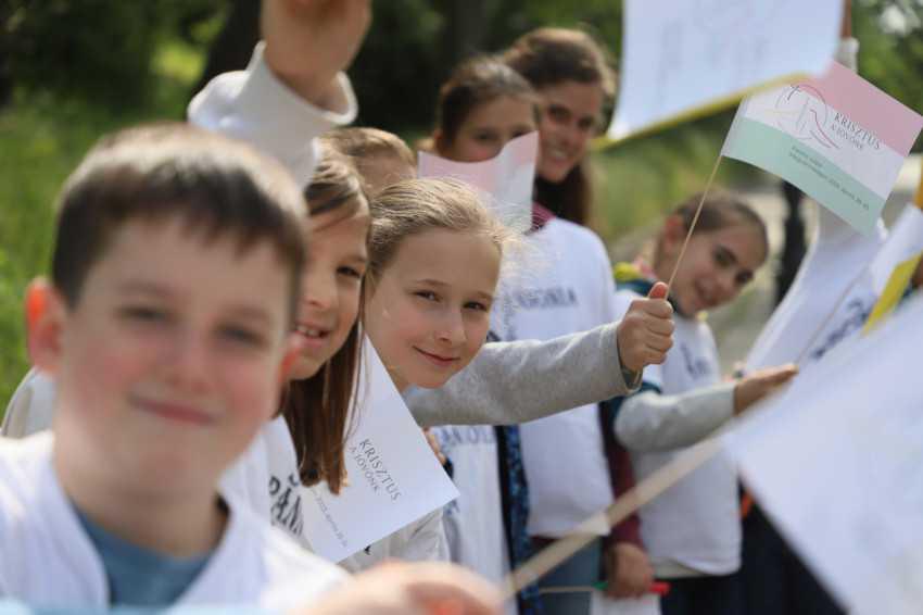 „Hajrá, pápa!” – Röpinterjú diákokkal, tanárokkal, akik a budai Vár közelében várták a Szentatyát