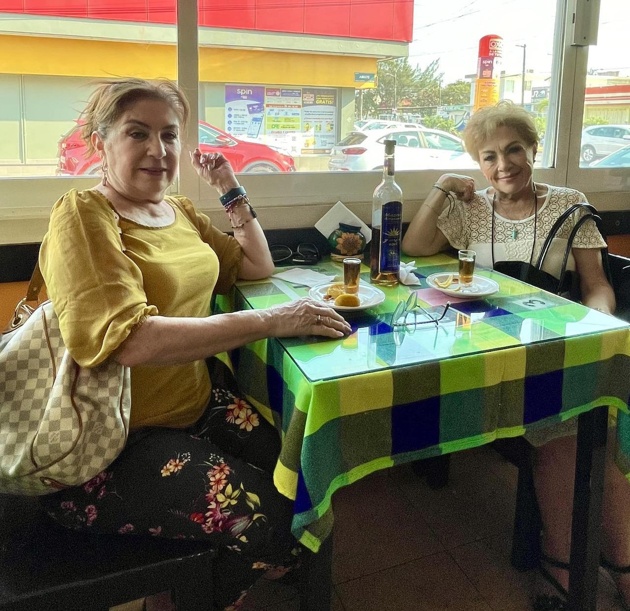 Amigas conviviendo