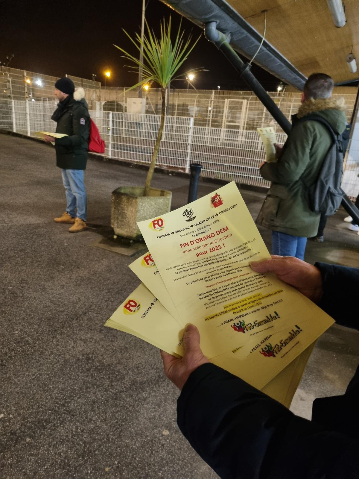 Distribution de tracts sur La Hague