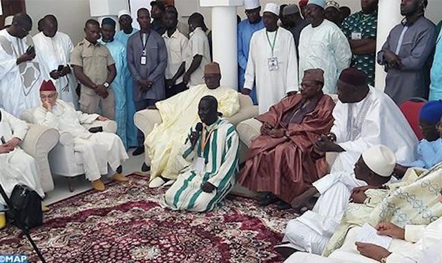 وفد من العلماء المغاربة يشارك في احتفالات عيد المولد النبوي الشريف بالحضرة التيجيانية المالكية بتيواوون وفد من العلماء المغاربة يشارك في احتفالات عيد المولد النبوي الشريف بالحضرة التيجيانية المالكية بتيواوون