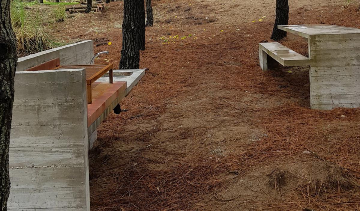 Parrilla con mesada, pileta y mesa exterior Parrilla con mesada, pileta y mesa exterior