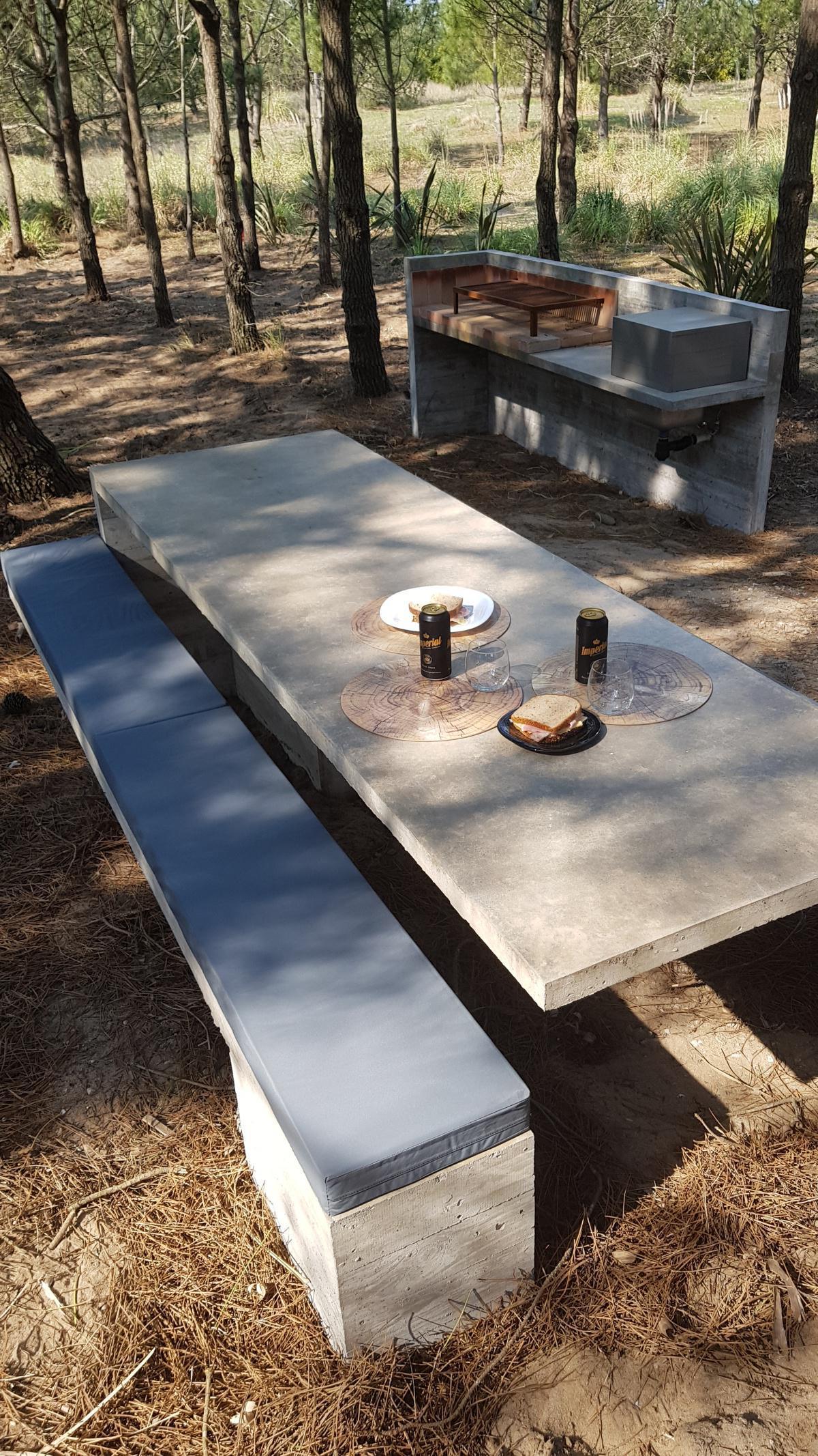 Parrilla con mesada, pileta y mesa exterior Parrilla con mesada, pileta y mesa exterior