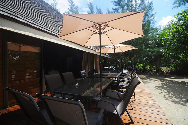 terrasse avec tables et chaises  pour 12 personnes