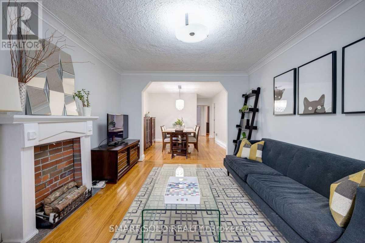 Toronto M4J3X2 | 3+1 Bed 2 Bath | $3,200 Toronto M4J3X2 | 3+1 Bed 2 Bath | $3,200