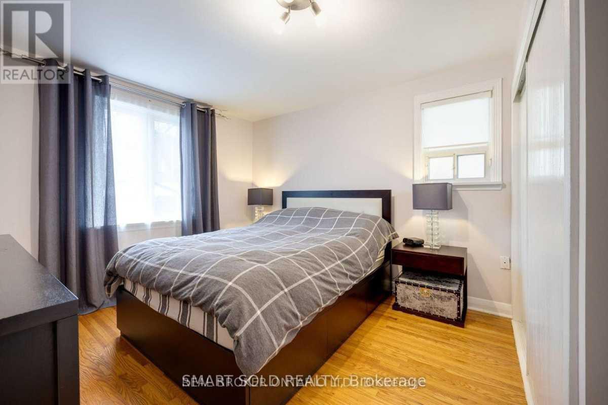 Toronto M4J3X2 | 3+1 Bed 2 Bath | $3,200 Toronto M4J3X2 | 3+1 Bed 2 Bath | $3,200
