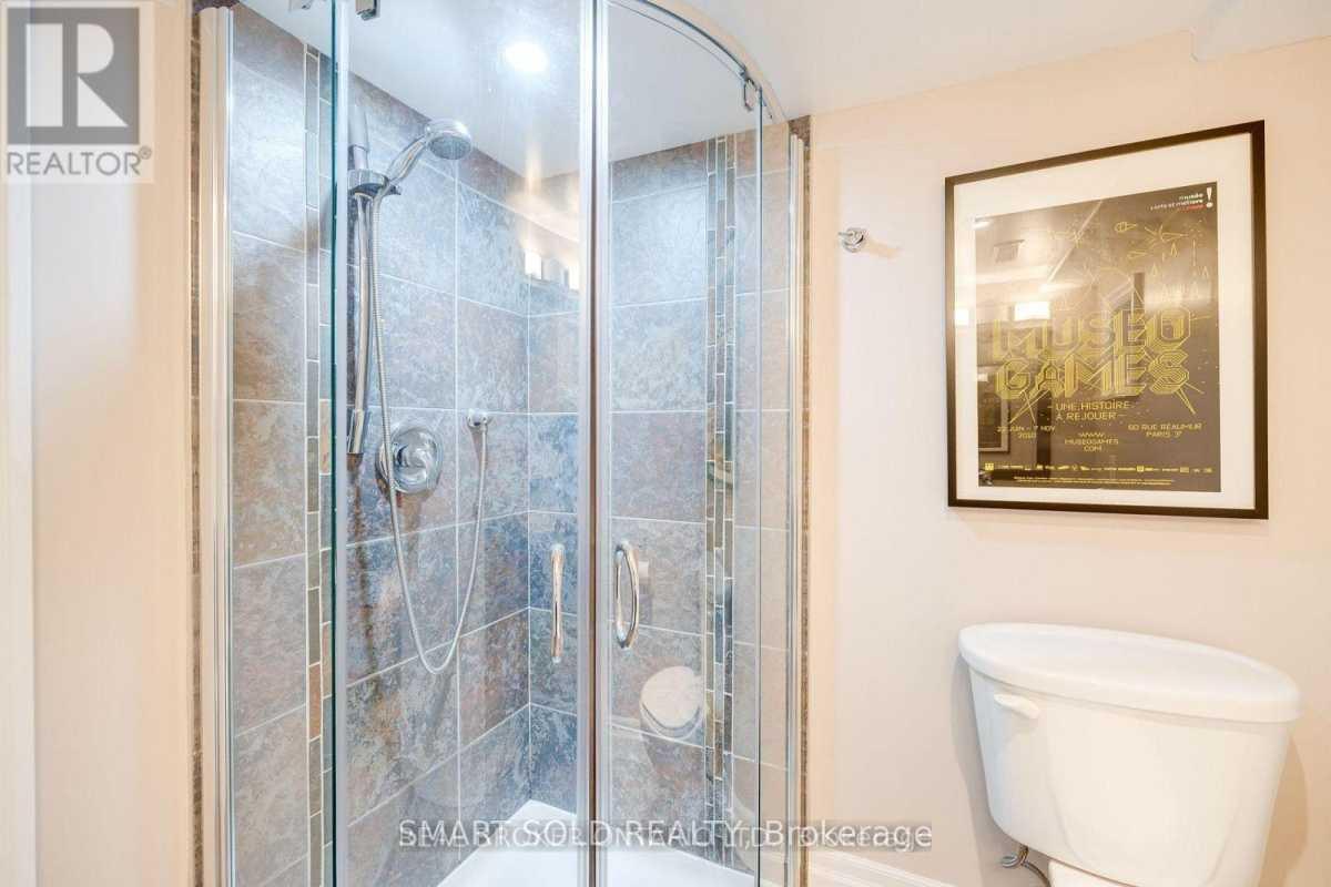 Toronto M4J3X2 | 3+1 Bed 2 Bath | $3,200 Toronto M4J3X2 | 3+1 Bed 2 Bath | $3,200