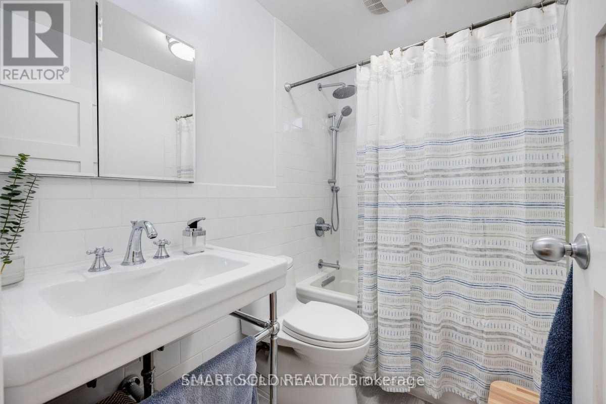 Toronto M4J3X2 | 3+1 Bed 2 Bath | $3,200 Toronto M4J3X2 | 3+1 Bed 2 Bath | $3,200