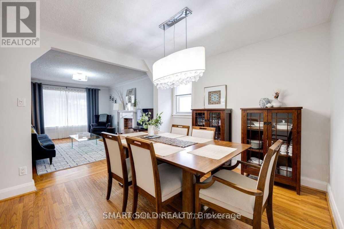 Toronto M4J3X2 | 3+1 Bed 2 Bath | $3,200 Toronto M4J3X2 | 3+1 Bed 2 Bath | $3,200