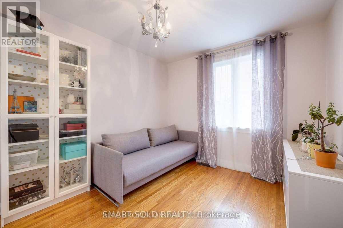 Toronto M4J3X2 | 3+1 Bed 2 Bath | $3,200 Toronto M4J3X2 | 3+1 Bed 2 Bath | $3,200