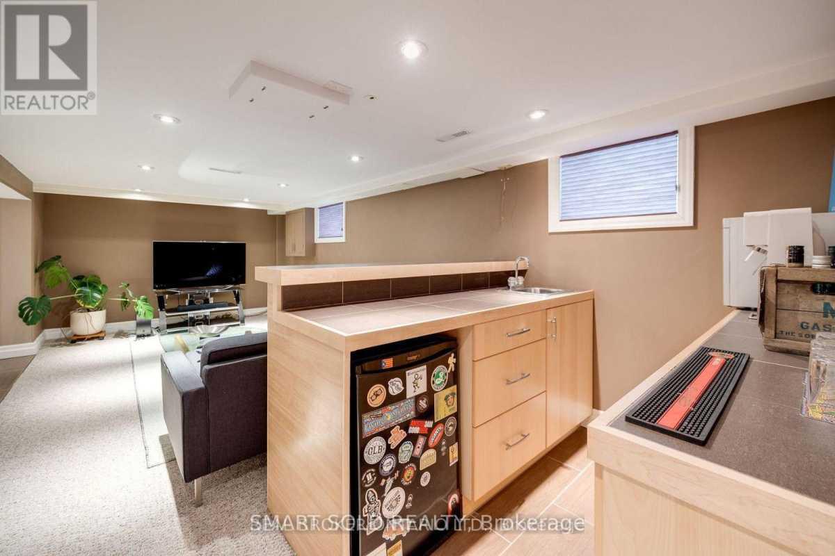 Toronto M4J3X2 | 3+1 Bed 2 Bath | $3,200 Toronto M4J3X2 | 3+1 Bed 2 Bath | $3,200