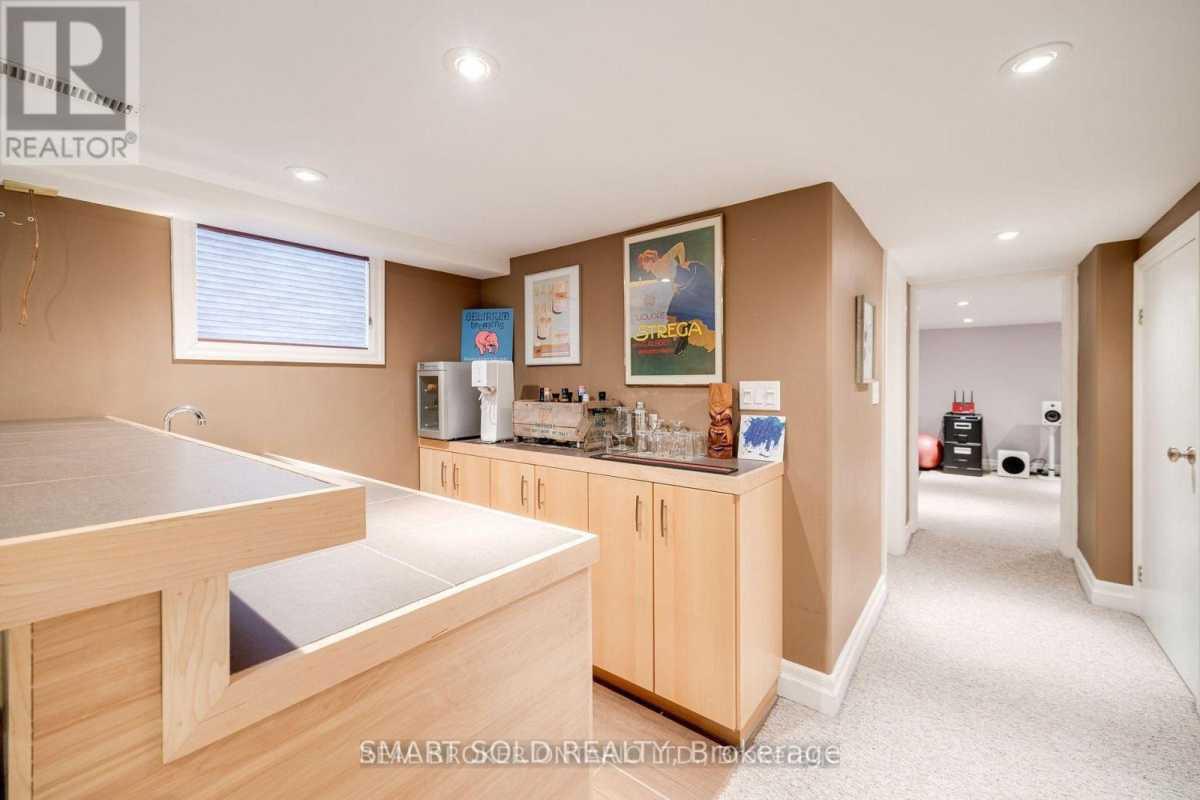 Toronto M4J3X2 | 3+1 Bed 2 Bath | $3,200 Toronto M4J3X2 | 3+1 Bed 2 Bath | $3,200