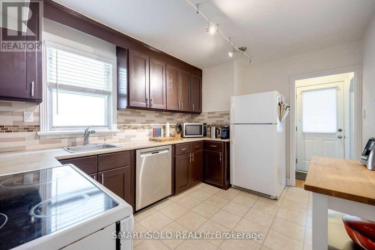 Toronto M4J3X2 | 3+1 Bed 2 Bath | $3,200 Toronto M4J3X2 | 3+1 Bed 2 Bath | $3,200