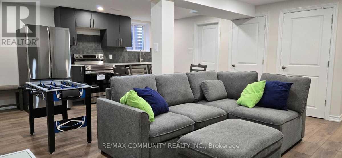 Toronto M1C3Z9 | 3 Bed 2 Bath | $1,250 Toronto M1C3Z9 | 3 Bed 2 Bath | $1,250