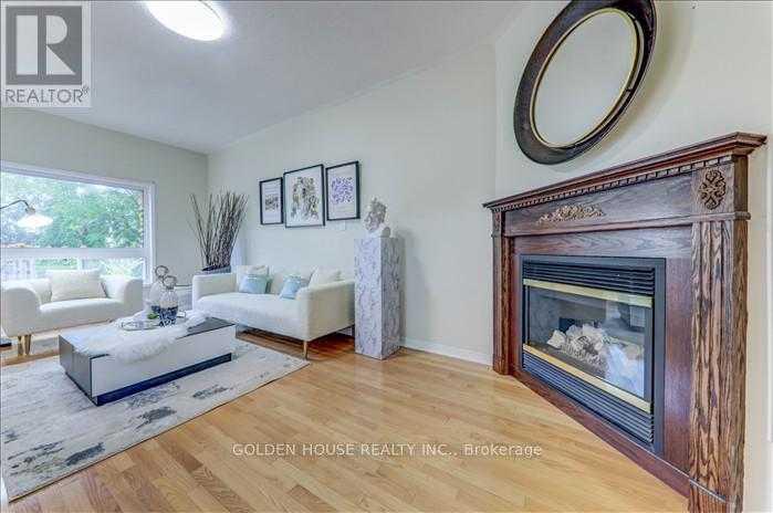 Richmond Hill L4C0R2 | 4+1 Bed 3 Bath | $3,400 Richmond Hill L4C0R2 | 4+1 Bed 3 Bath | $3,400