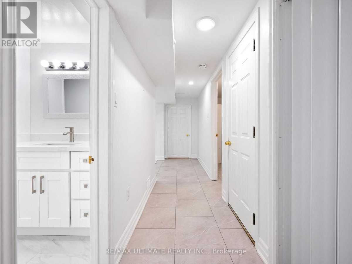 Mississauga L5C1J2 | 2 Bed 1 Bath | $2,200 Mississauga L5C1J2 | 2 Bed 1 Bath | $2,200
