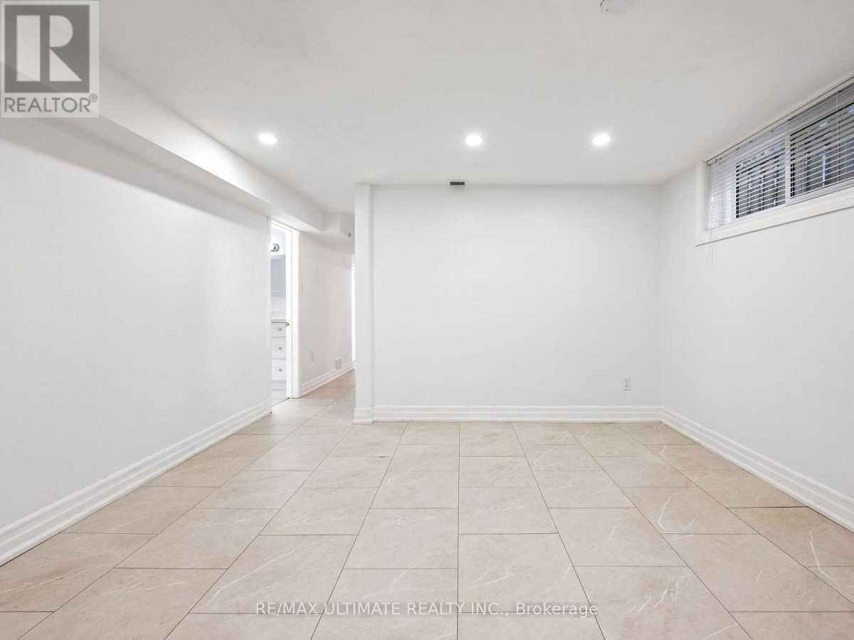 Mississauga L5C1J2 | 2 Bed 1 Bath | $2,200 Mississauga L5C1J2 | 2 Bed 1 Bath | $2,200