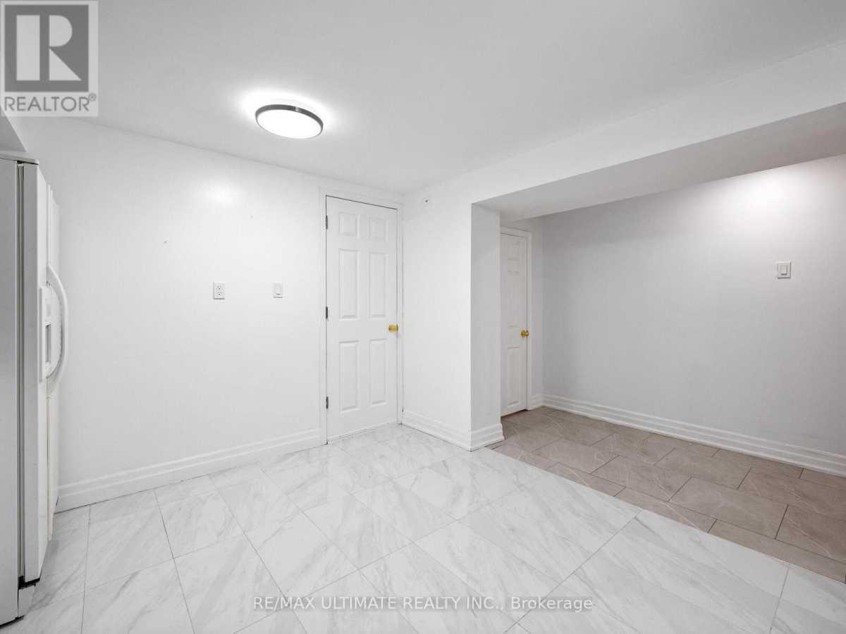 Mississauga L5C1J2 | 2 Bed 1 Bath | $2,200 Mississauga L5C1J2 | 2 Bed 1 Bath | $2,200