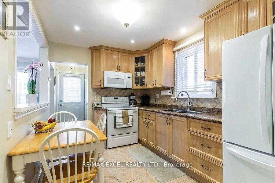 Toronto M8W2G3 | 3+1 Bed 2 Bath | $3,200 Toronto M8W2G3 | 3+1 Bed 2 Bath | $3,200