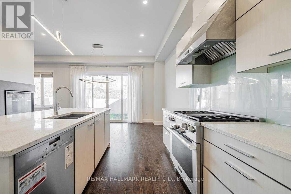 Vaughan L6A4W8 | 4+1 Bed 5 Bath | $5,990 Vaughan L6A4W8 | 4+1 Bed 5 Bath | $5,990