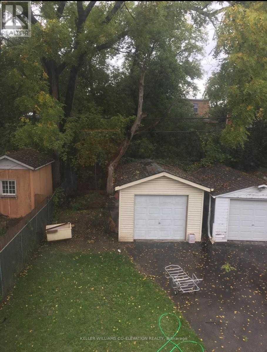 Toronto M6N2J6 | 3+2 Bed 2 Bath | $4,450 Toronto M6N2J6 | 3+2 Bed 2 Bath | $4,450